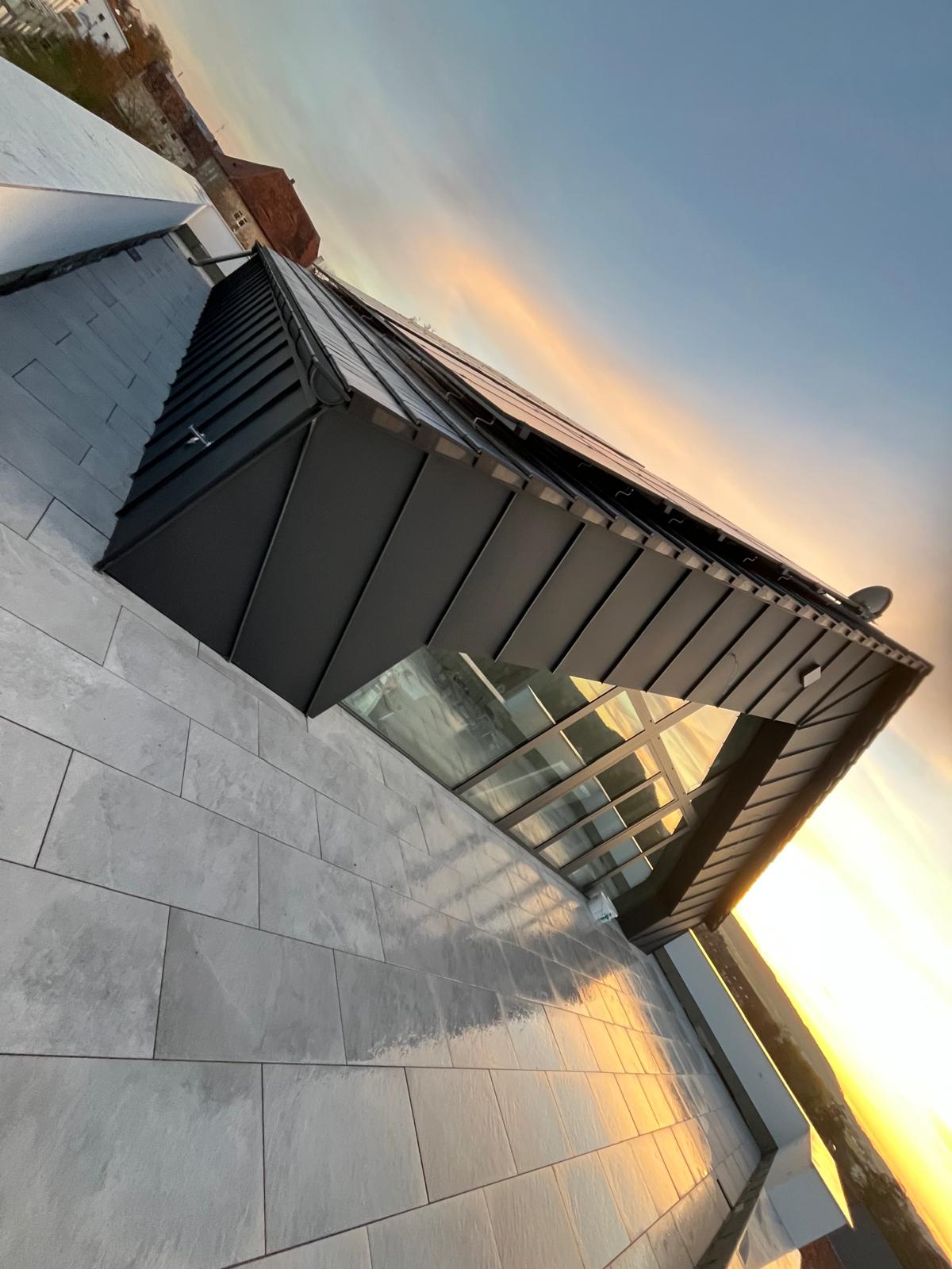 Modernes Metalldach bei Sonnenuntergang