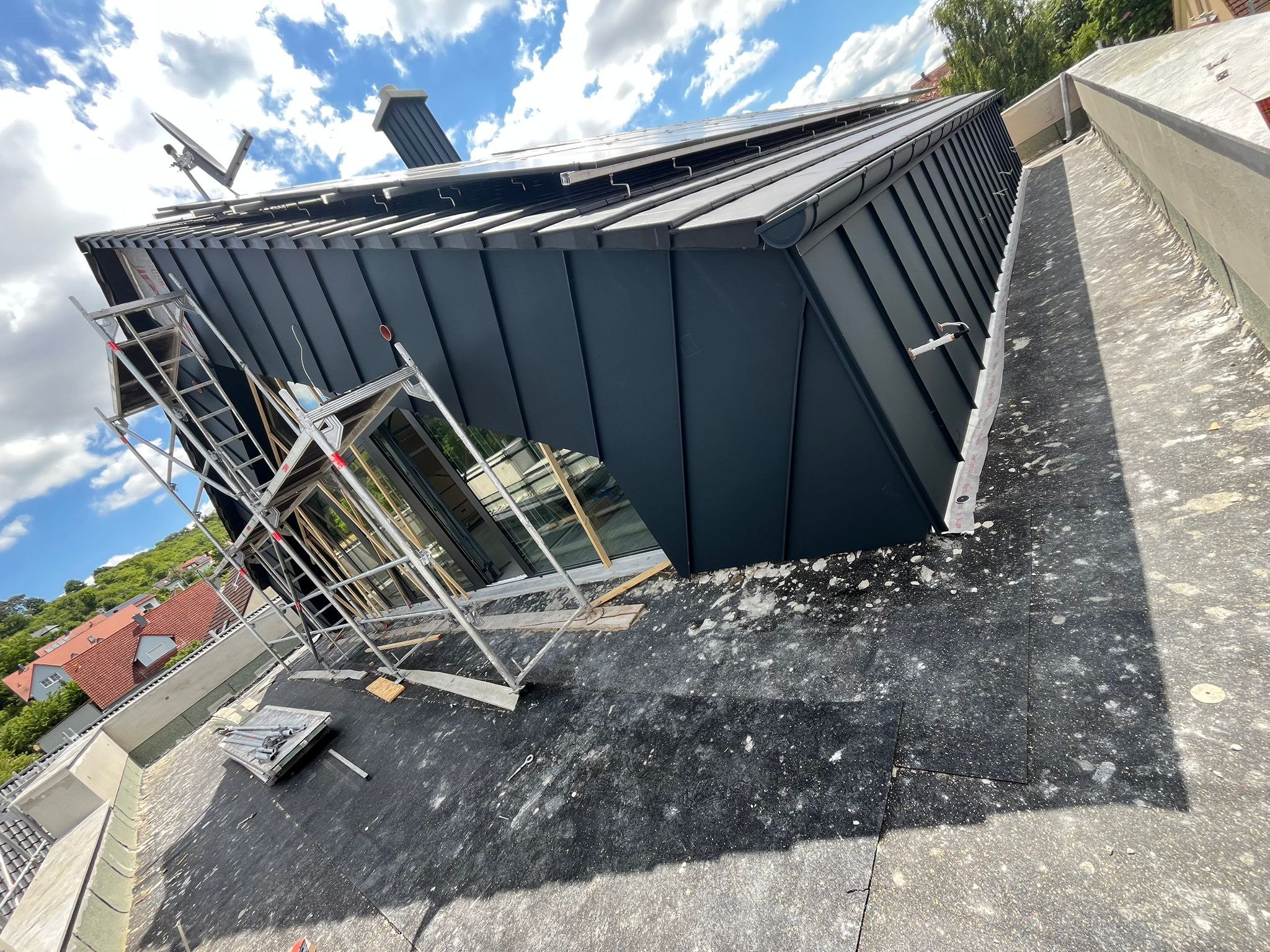 Sauber ausgeführte Metallarbeiten am Dach