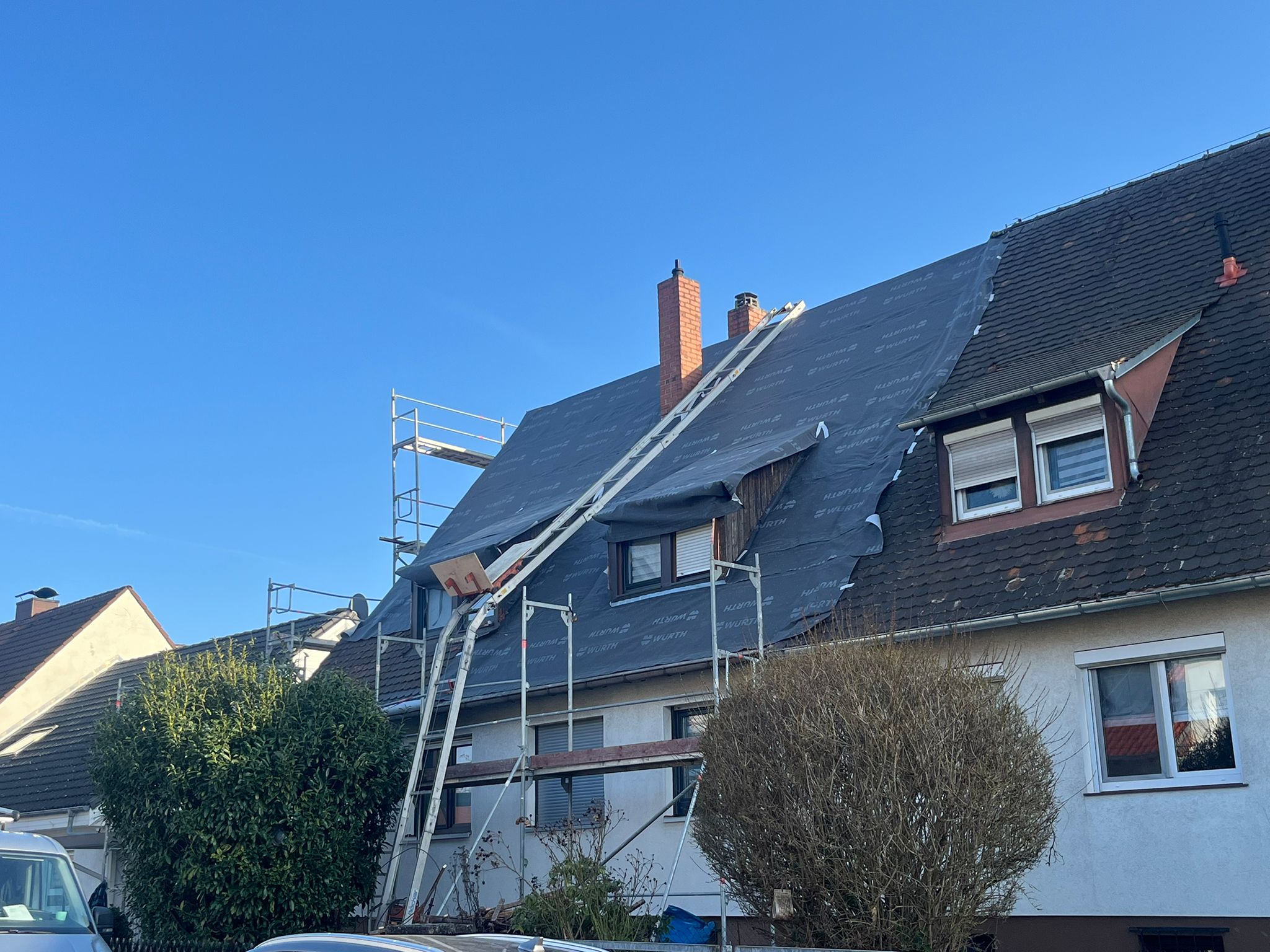 Arbeiten an einem gedeckten Steildach