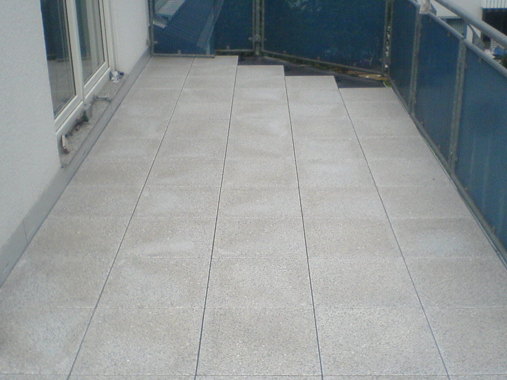 Fertig belegter Balkon mit Platten auf Stelzlagern